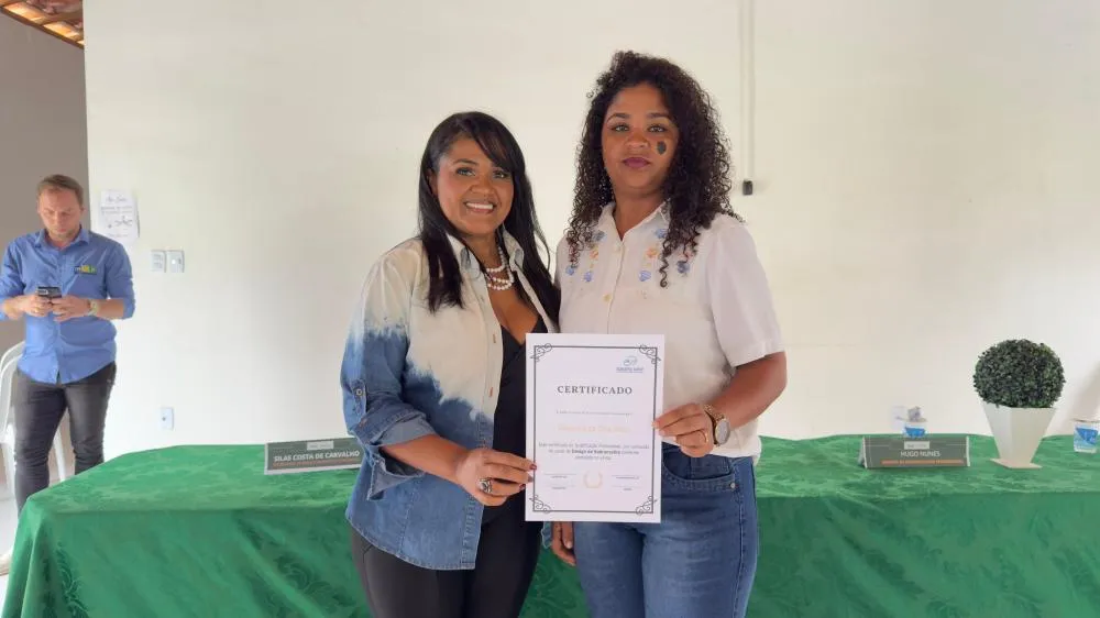 A professora Ellen Lima e a aluna Gleise Ane Sousa recebendo o certificado de conclus&atilde;o do curso. | Foto: Zoom TV.