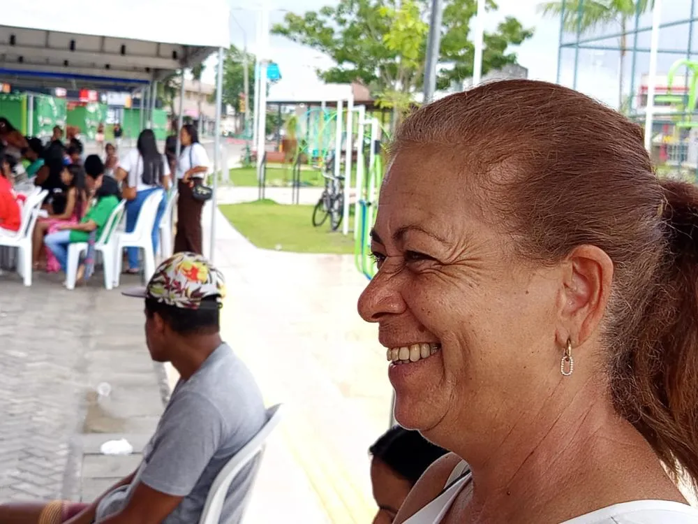 A moradora da zona rural de Pojuca, Jucilene Hibrahim, viajou do Distrito de Miranga e realizou os exames que aguardava h&aacute; meses pelo SUS.