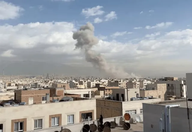 Fumaça sobe após uma explosão, depois que o Ministro da Defesa de Israel, Israel Katz, disse que Israel havia lançado um ataque preventivo contra o Irã, em Teerã | Foto: reprodução/Reuters