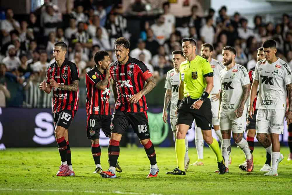 Vitória encara o Santos na Vila Belmiro