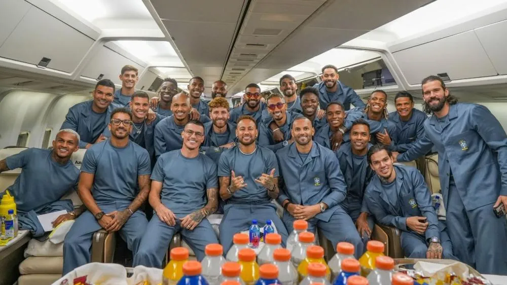 “Time está pronto”, diz Ancelotti no desembarque da Seleção