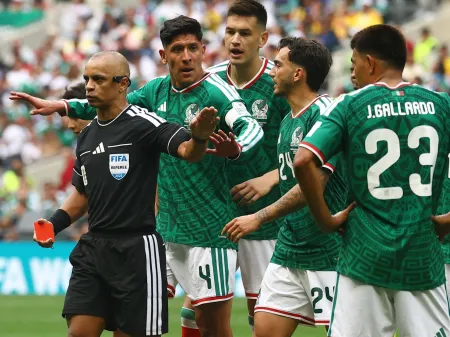 México vence África do Sul em abertura com 3 expulsos por juiz brasileiro. | Imagem: Luke Hales/Getty Images 