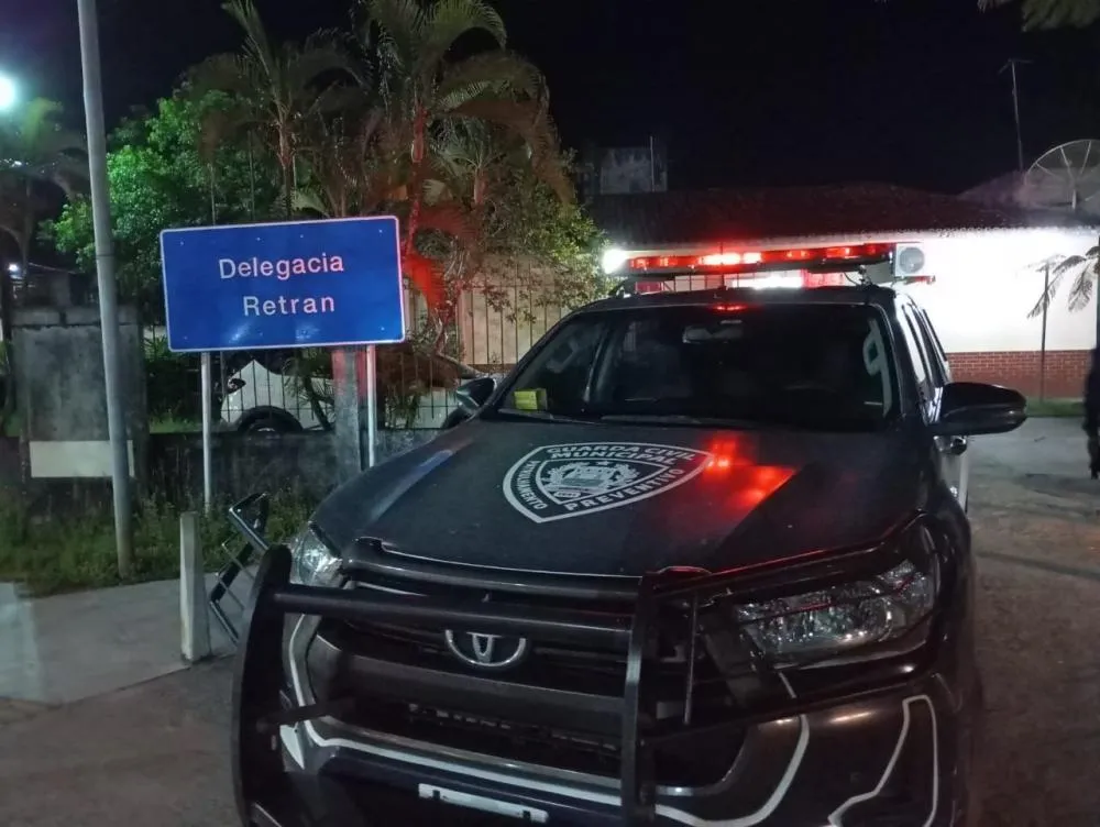 Ao localizarem o automóvel, os agentes constataram que o homem trafegava na contramão. Ele chegou a quase colidir frontalmente com a viatura da Guarda e, logo em seguida, perdeu o controle do veículo. | Foto: Reprodução 
