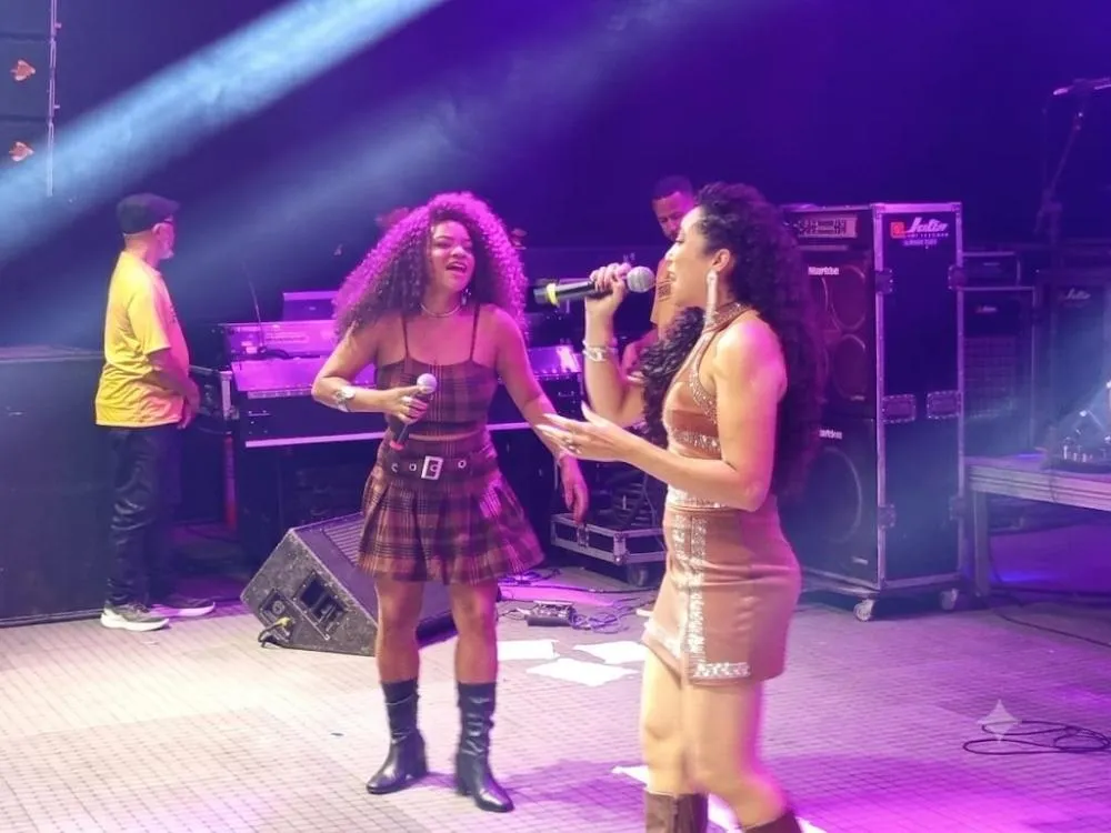 Quem teve a missão de abrir os caminhos para o público foi a tradicional banda Forró Roots | Foto: Zoom TV.