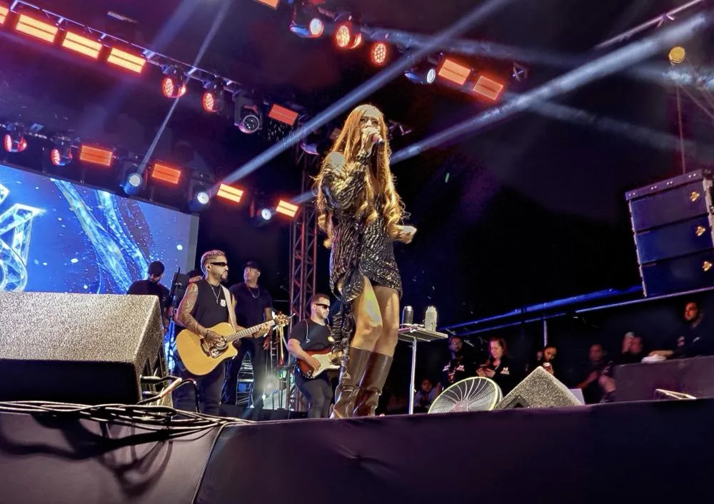 Uma das atrações mais aguardadas da programação, a cantora sergipana Simone Morena subiu ao palco principal e justificou o título de uma das grandes revelações do arrocha e da música romântica no Brasil. | Foto: Zoom TV 