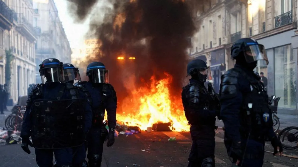  Incêndio durante distúrbios em Paris | Abdul Saboor/Reuters