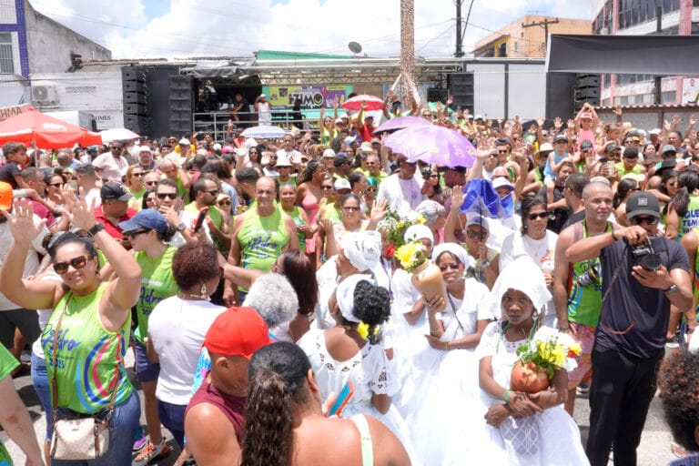 A lavagem do Adro de Pojuca realizado no domingo (26), reunil a comunidade local e os visitantes em um clima de alegria e celebração. Além das tradições, como o cortejo, a programação incluiu apresentações musicais de artistas como Robyssão, Adão Negro, Julinho Porradão e Lambassaia, que contribuíram para a atmosfera animada. A cobertura da Zoom TV foi uma ótima maneira de compartilhar a essência da festa com um público mais amplo, mostrando a diversidade de opiniões e a alegria dos participantes.