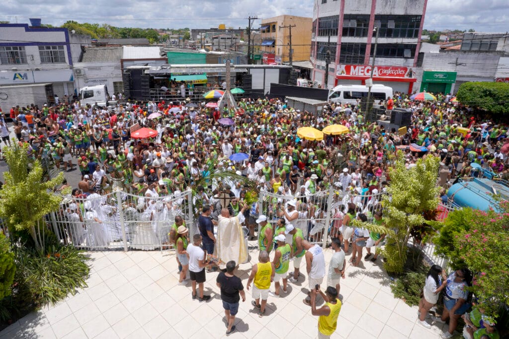 Pessoas de diferentes religiões se reuniram em Pojuca com respeito, sem intolerância, promovendo união compreensão mútua.