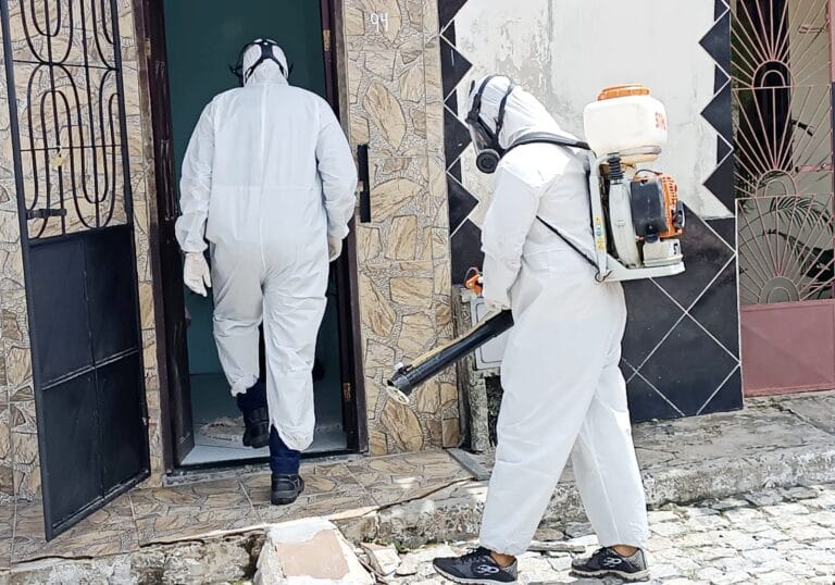 É fundamental adotar medidas preventivas, reforçar cuidados com a higiene, manter uma hidratação adequada e evitar contato com pessoas infectadas para manter a saúde em dia durante o verão.