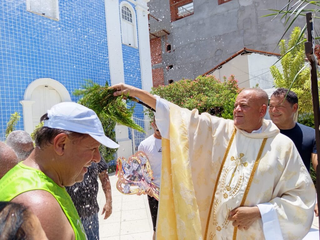 O padre Cláudio presidiu a celebração com gesto de união e respeito pela diversidade religiosa.