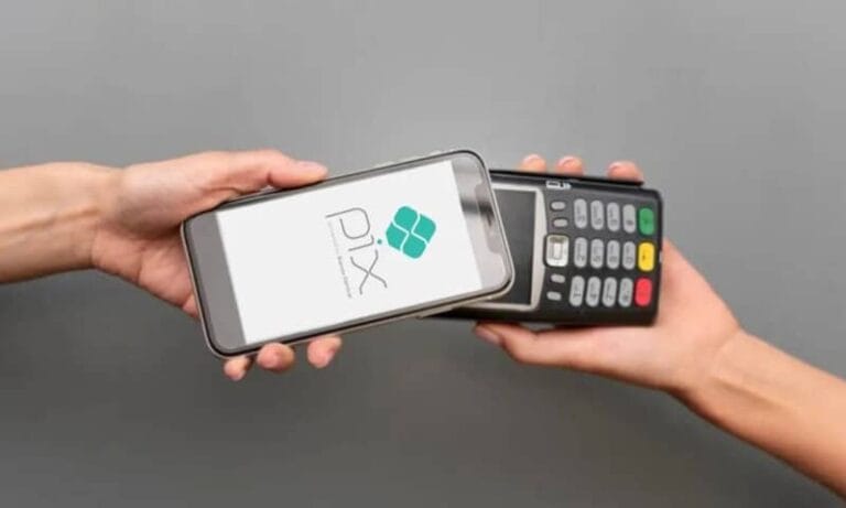 A partir desta sexta-feira, o Pix por aproximação começa a funcionar. Com ele, não é mais necessário ter senha bancária para realizar transações.