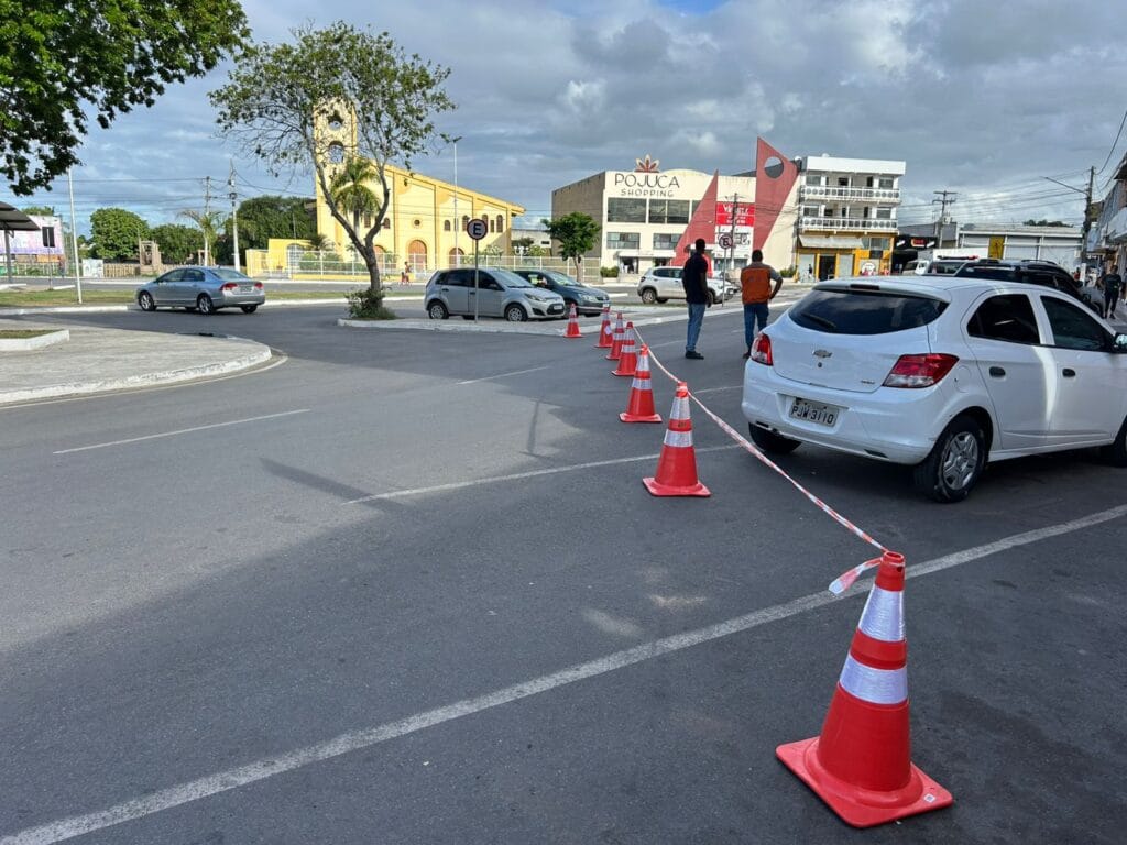 Acidente: veículo colide em poste próximo a feira de Pojuca, STT isola perímetro por risco de queda.