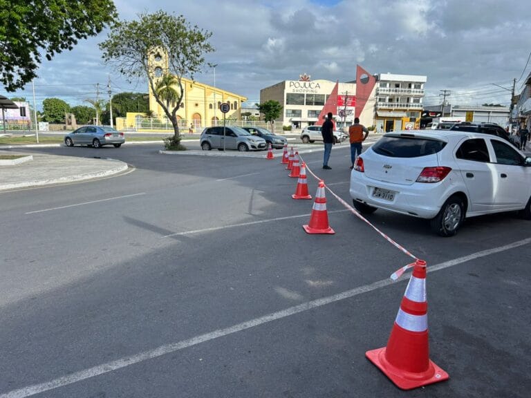 Acidente: veículo colide em poste próximo a feira de Pojuca, STT isola perímetro por risco de queda.