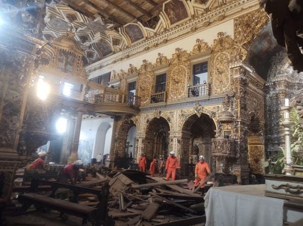 A Turista, identificada como Giulia Panchoni Righetto, jovem de 26 anos, estava acompanhada do seu namorado e um casal de amigos durante a visita no espaço.