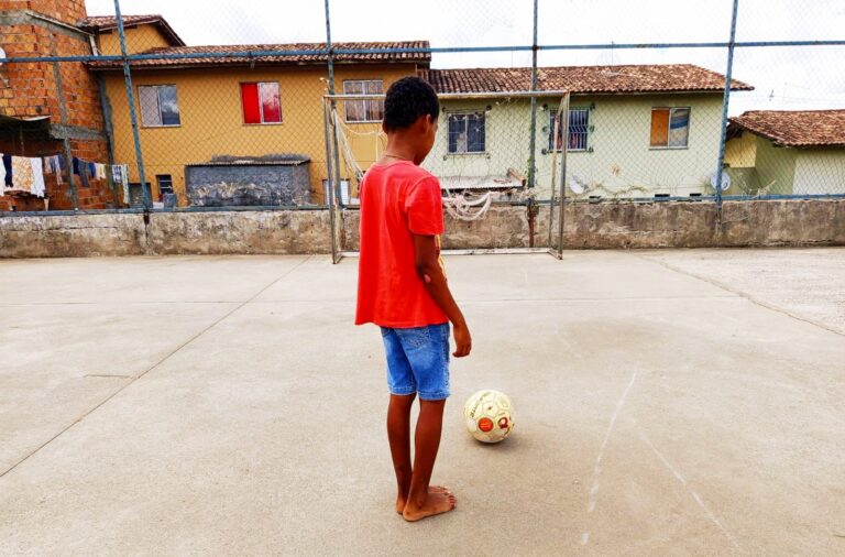Moradores do Residencial de Pojuca recebem ordem de serviço para reforma das quadras poliesportivas