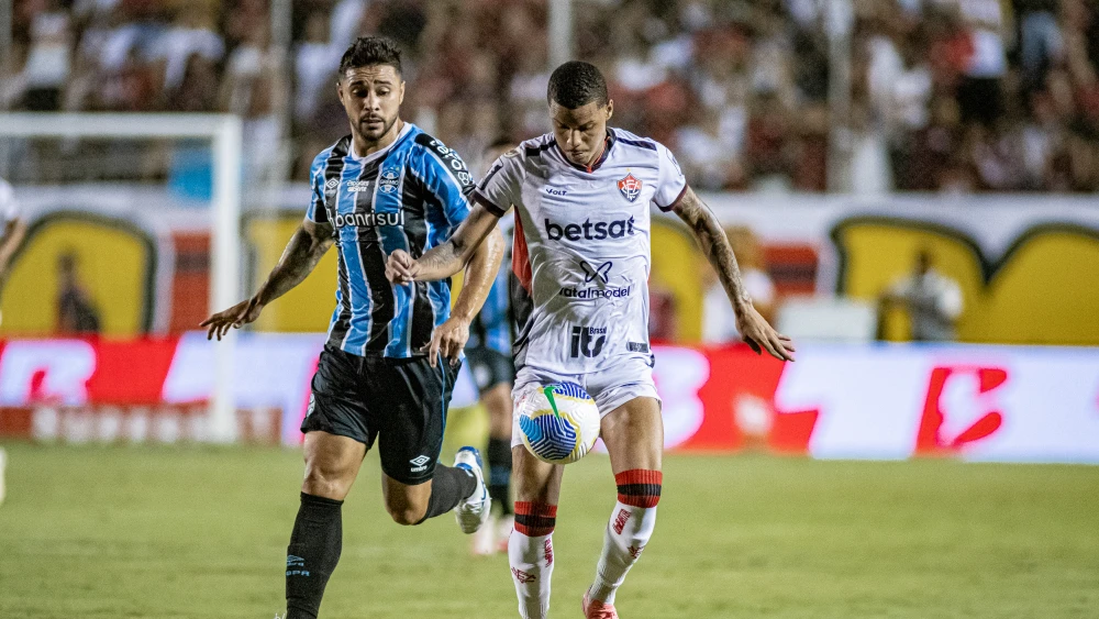 Vitória empatou 1 a 1 com Grêmio no Barradão, frustrando torcida e mantendo pressão na tabela.