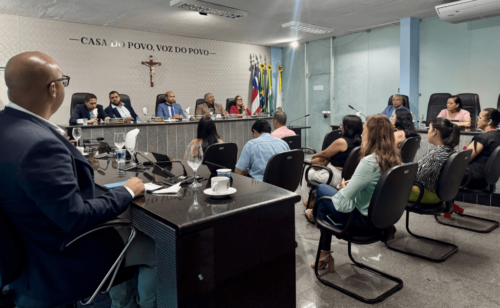 Audiência pública em Pojuca debate TEA, com foco em inclusão social, recursos e políticas públicas. Mãe relata falta de apoio escolar e fisioterapia. Gestores propõem criação de centro de referência e diagnóstico precoce.