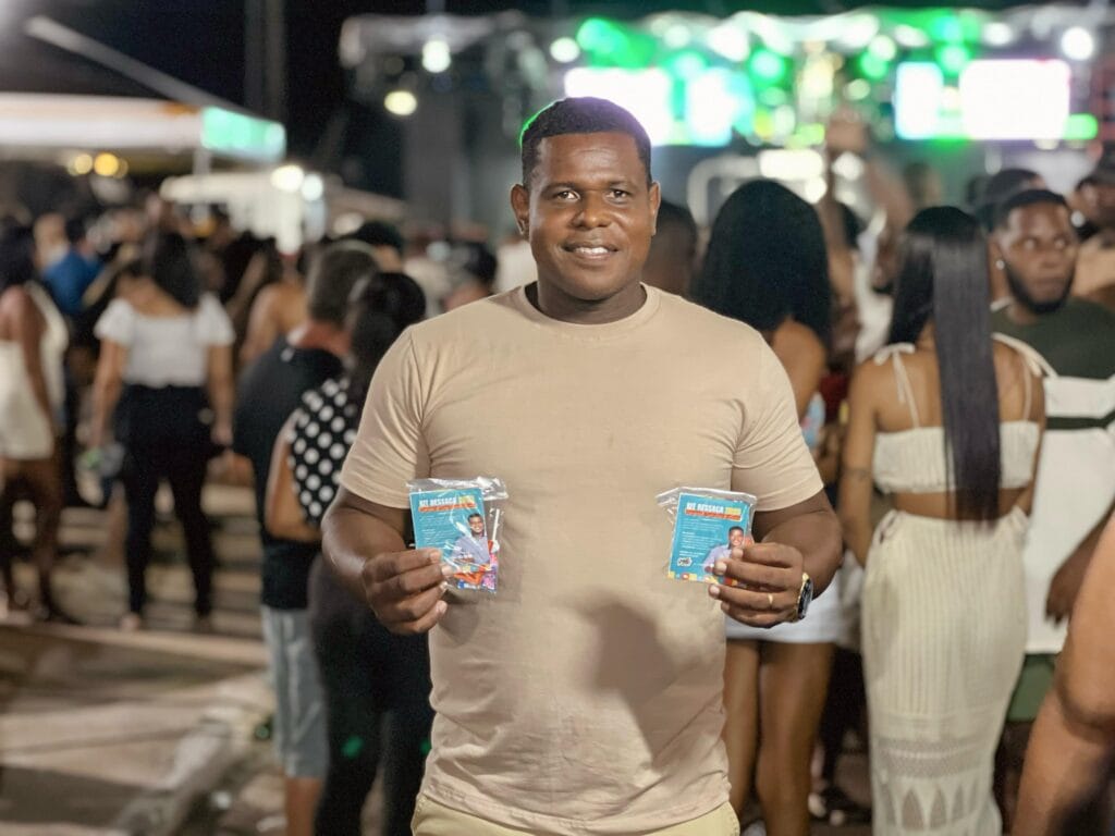 Fagninho do Esporte distribui Kit Ressaca e preservativos na Lavagem de São José do Avena.