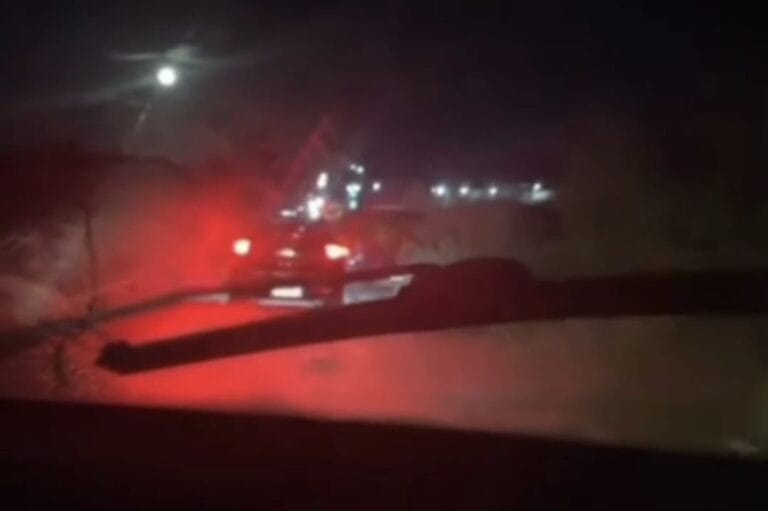 Acidente na BA 420 deixa radialista Claudionor ferido; trânsito lento, SAMU e polícia no local.