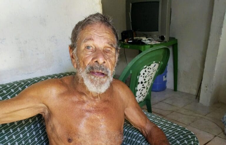 Pojuca: Idoso de 84 anos, expulso de casa após morte da esposa, vive em vulnerabilidade.