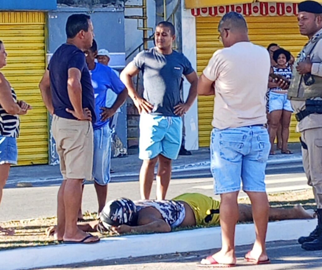 Acidente fatal na avenida Duvatercio de Aguiar, Pojuca: motociclista perdeu controle ao passar pelo canto do quebra-molas, bateu em árvore e morreu no local.
