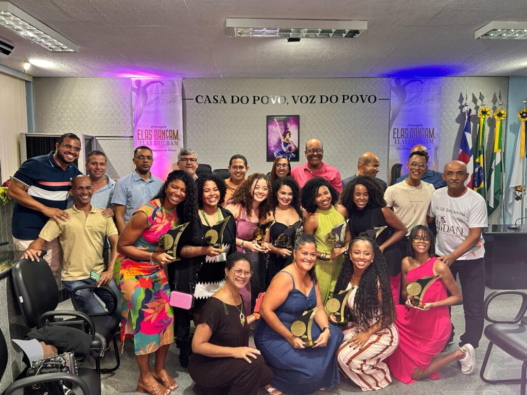 Autoridades locais, professores de dança e amantes desta arte para celebrar juntos a importância da dança na comunidade.