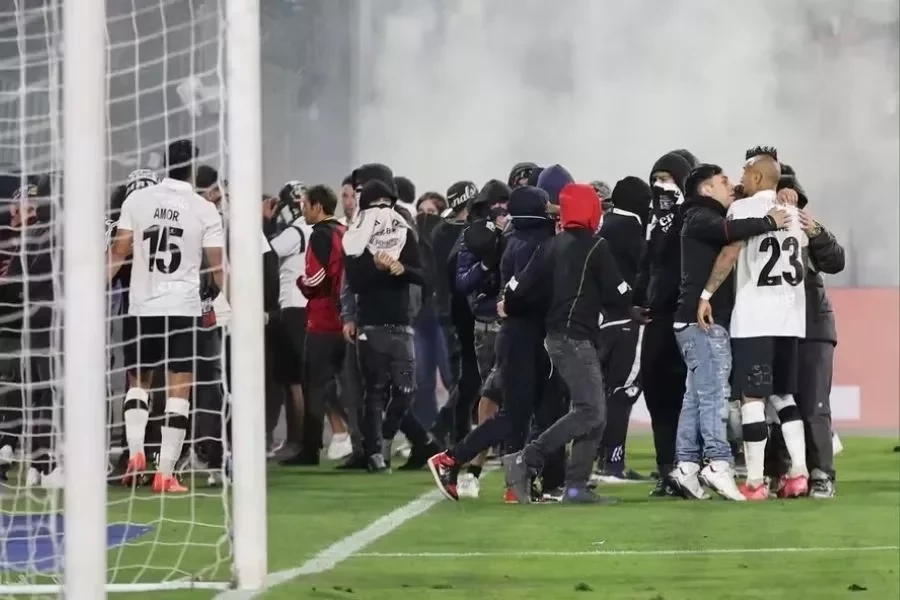 O momento em que os torcedores do Colo-Colo invadiram o Estádio Monumental e paralisaram a partida com o Fortaleza | Foto: Javier Torres/AFP