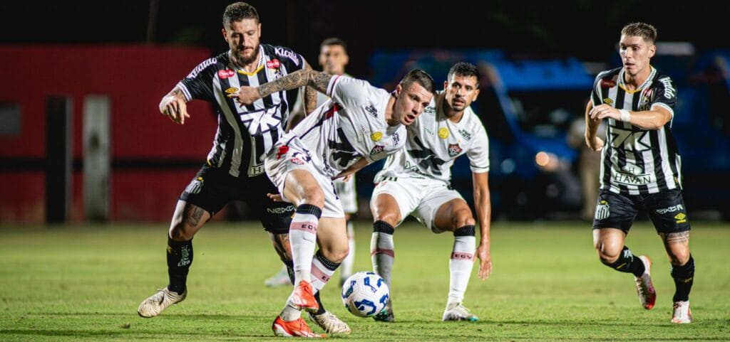 Vitória perde para Santos, cai na zona de rebaixamento; enfrenta Universidad Católica e Corinthians.