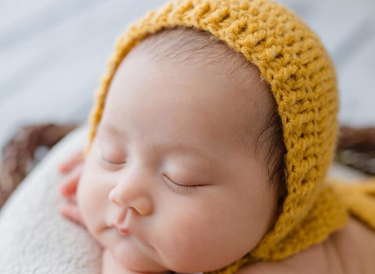 Bebês reborn causam debates sobre impacto na saúde mental e uso excessivo de dispositivos digitais.