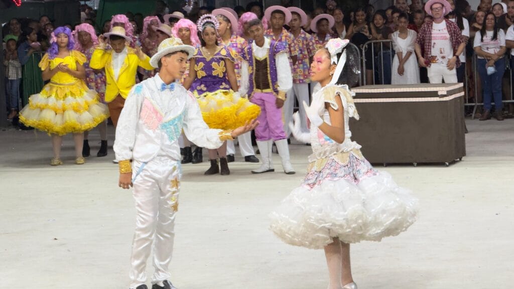 A festa começou com o tradicional Festival de Quadrilhas Juninas, que reuniu apresentações das escolas municipais, centro de convivência dos idosos, quadrilha junina Rosas do Luar e da famosa Junina Fole Danado.
