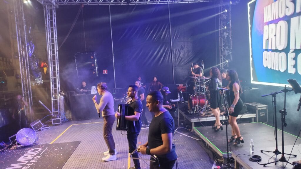 Arraiá do Juca: Terceiro dia de festa leva multidão às ruas de Pojuca com muito forró, tradição e shows ao vivo pela Zoom TV e Juventude FM.