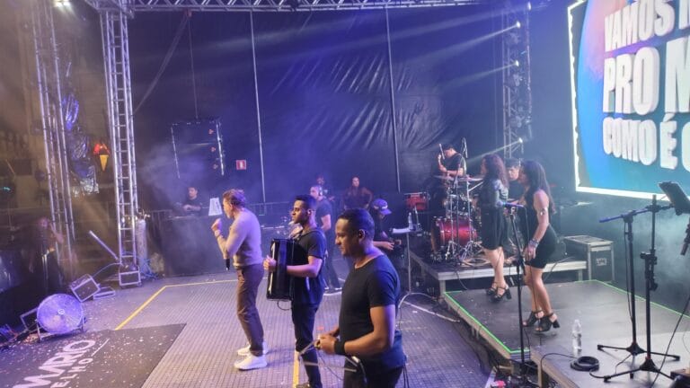 Arraiá do Juca: Terceiro dia de festa leva multidão às ruas de Pojuca com muito forró, tradição e shows ao vivo pela Zoom TV e Juventude FM.