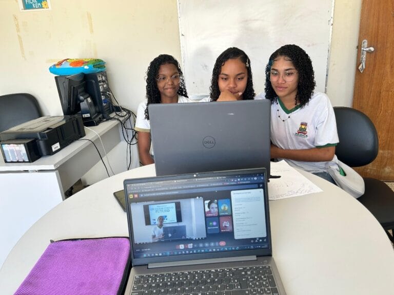 Estudantes de Pojuca garantem vaga na final da Feira Brasileira de Iniciação Científica com projeto de RPG ambiental.