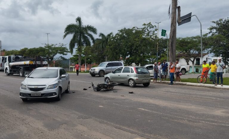 Acidente entre carro e moto é registrado na entrada de Pojuca nesta terça-feira (01).