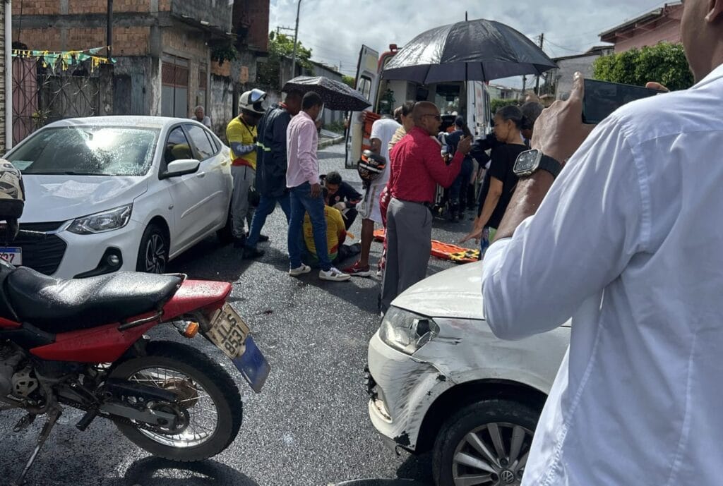 Acidente entre moto e carro deixa motociclista ferido no bairro Cruzeiro, em Pojuca.