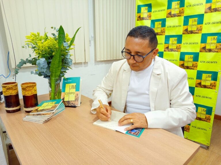 Lançamento de livro resgata a história de Pojuca e emociona público no auditório da Secretaria de Educação.
