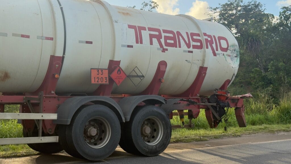 Colisão entre dois caminhões-tanque assusta motoristas na BA-093, entre Pojuca e Mata de São João.