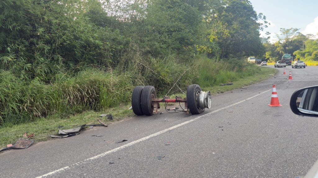 Colisão entre dois caminhões-tanque assusta motoristas na BA-093, entre Pojuca e Mata de São João.