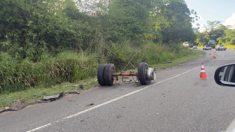 Colisão entre dois caminhões-tanque assusta motoristas na BA-093, entre Pojuca e Mata de São João.