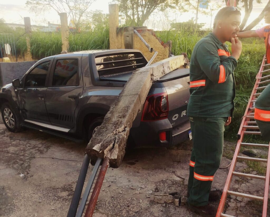 Padrão de energia cai sobre carro no bairro do Cruzeiro em Pojuca.