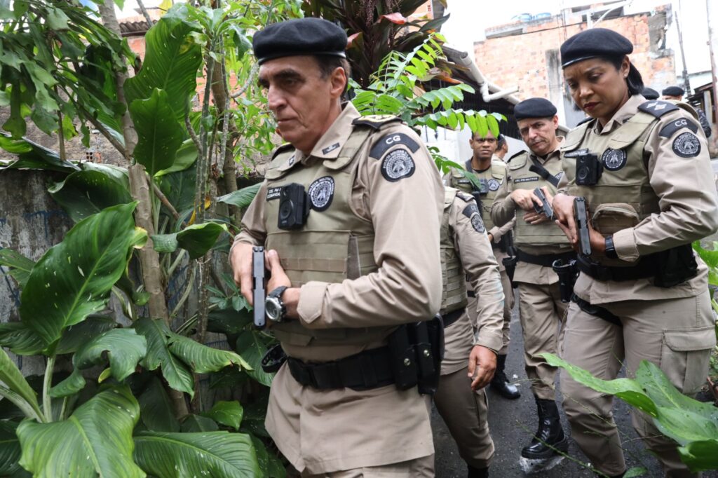 PM da Bahia reforça segurança em operação, apreende armas, drogas e prende criminosos em Salvador e região.