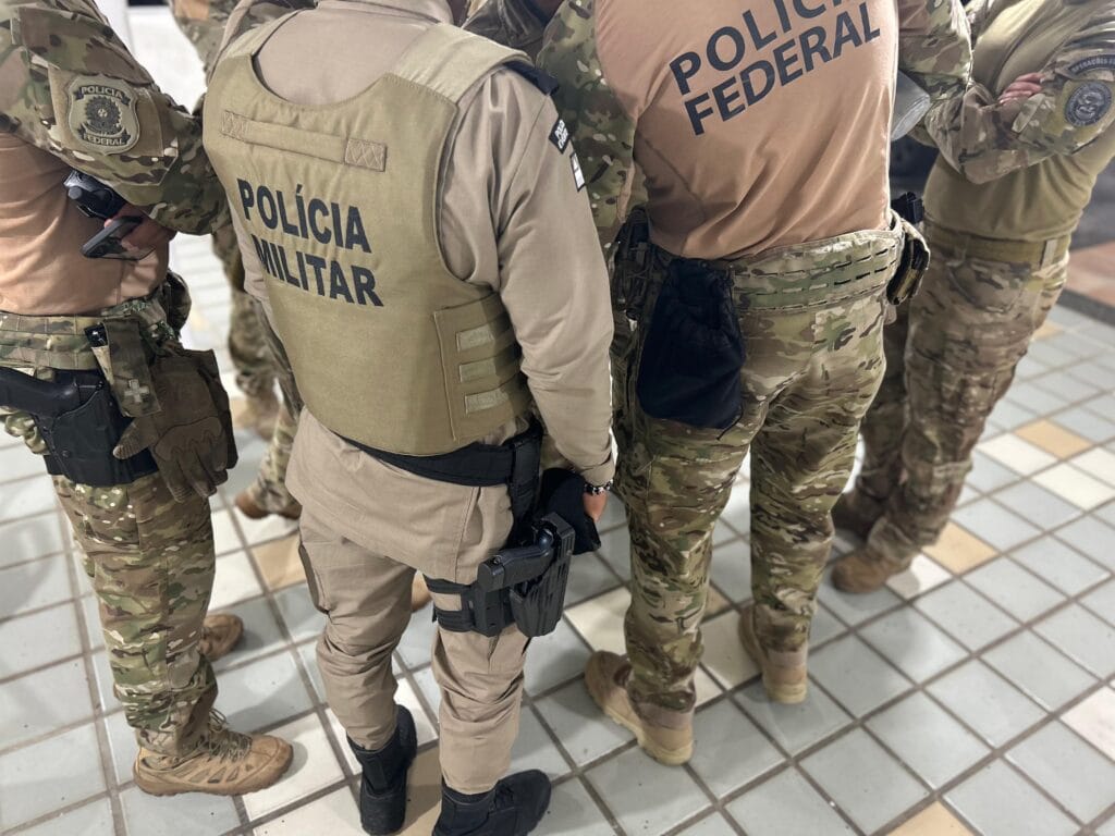 Polícia combate facções no Extremo-Sul da Bahia com prisões e buscas.