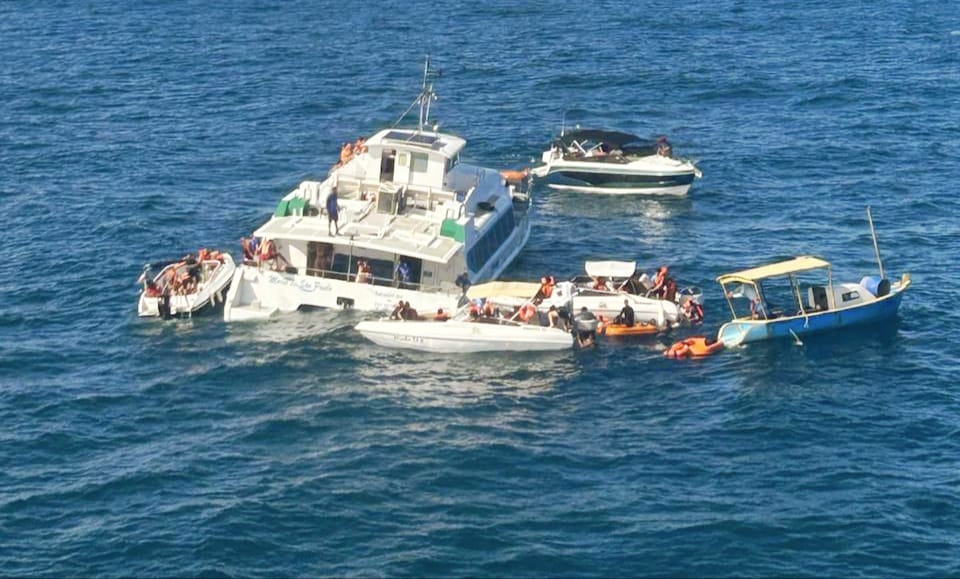 Acidente entre catamarã e pesqueiro resgatou 96 pessoas em Itaparica, sem feridos.