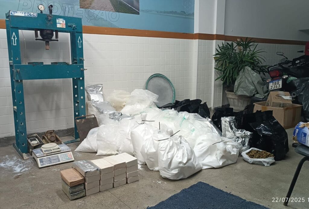 Laboratório de drogas é descoberto e desarticulado pela PM em Feira de Santana.