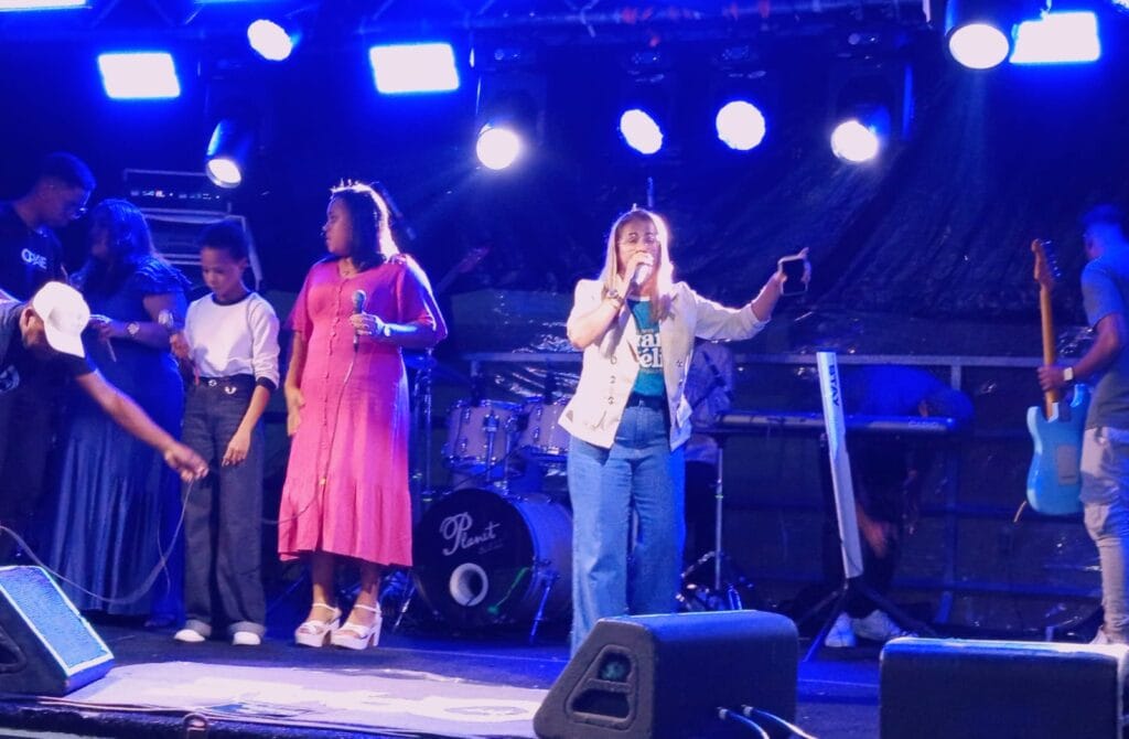 Começa a Semana Evangélica de Pojuca com louvor, adoração e emoção no bairro Los Angeles.