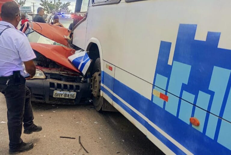 Acidente grave entre Fiat Strada e ônibus intermunicipal deixa homem ferido em Pojuca.