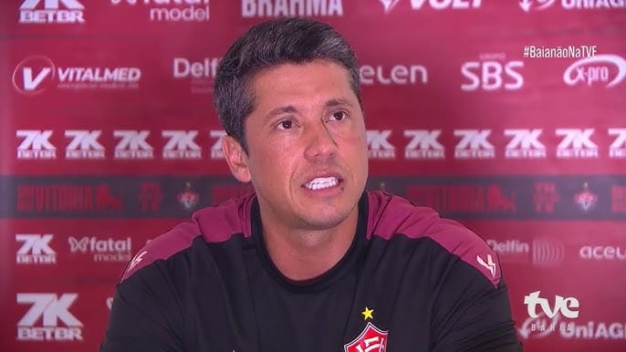 Thiago Carpini é demitido do Vitória após eliminação na Copa do Nordeste.