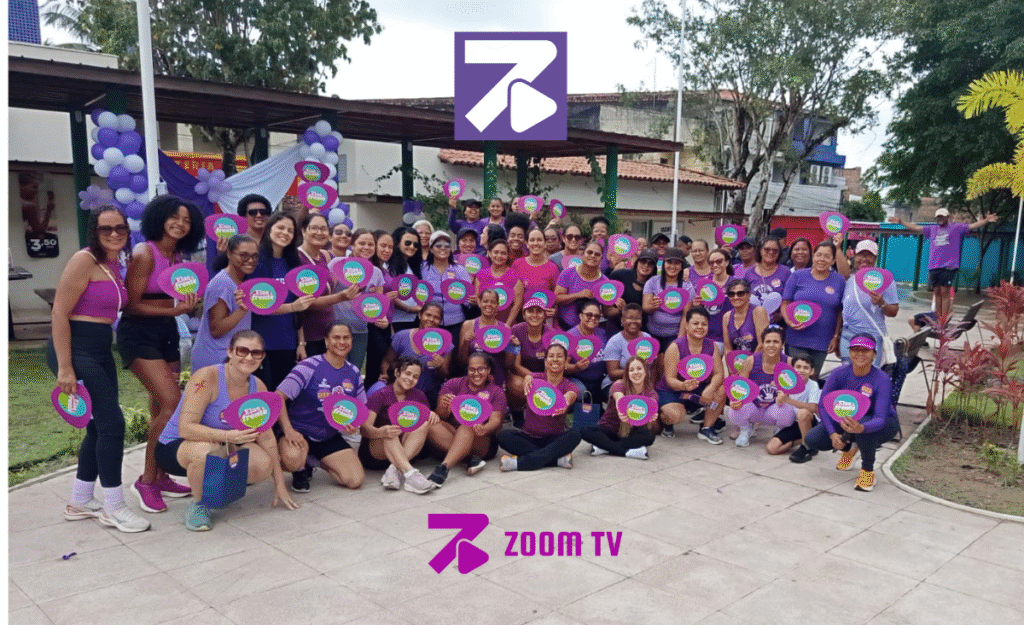Mulheres de Pojuca resistem à chuva em marcha pelo Agosto Lilás e combate à violência.
