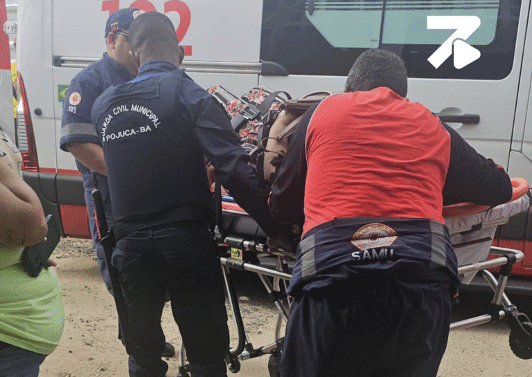 GCM auxilia mulher que passou mal durante entrega de alimentos do programa Alimenta Pojuca.