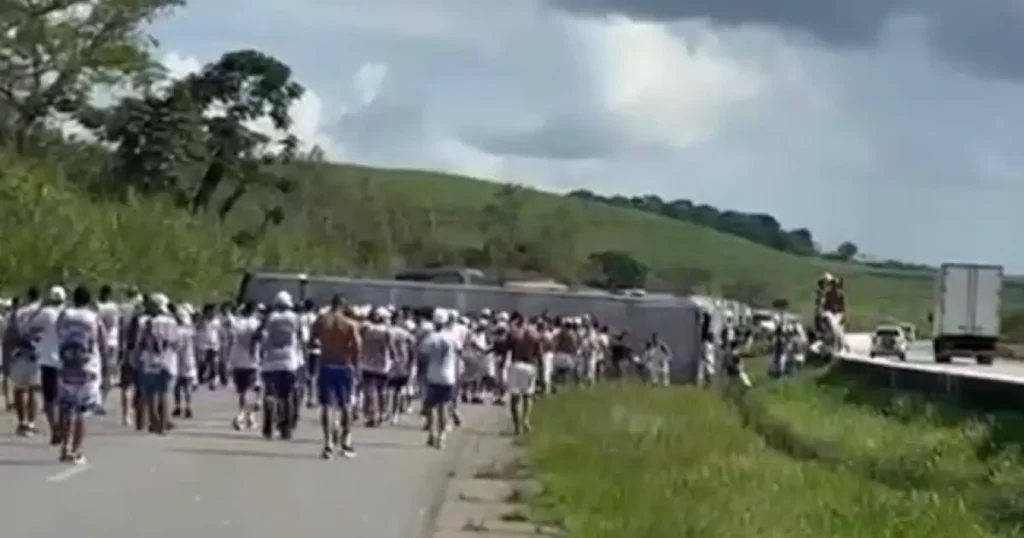 Ônibus com torcedores do Bahia tomba na BR-101, em Pernambuco.
